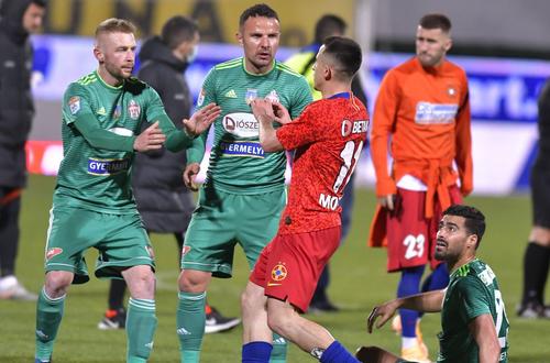 Rachid Bouhenna (dreapta, jos), într-un meci FCSB - Sepsi / Imago
