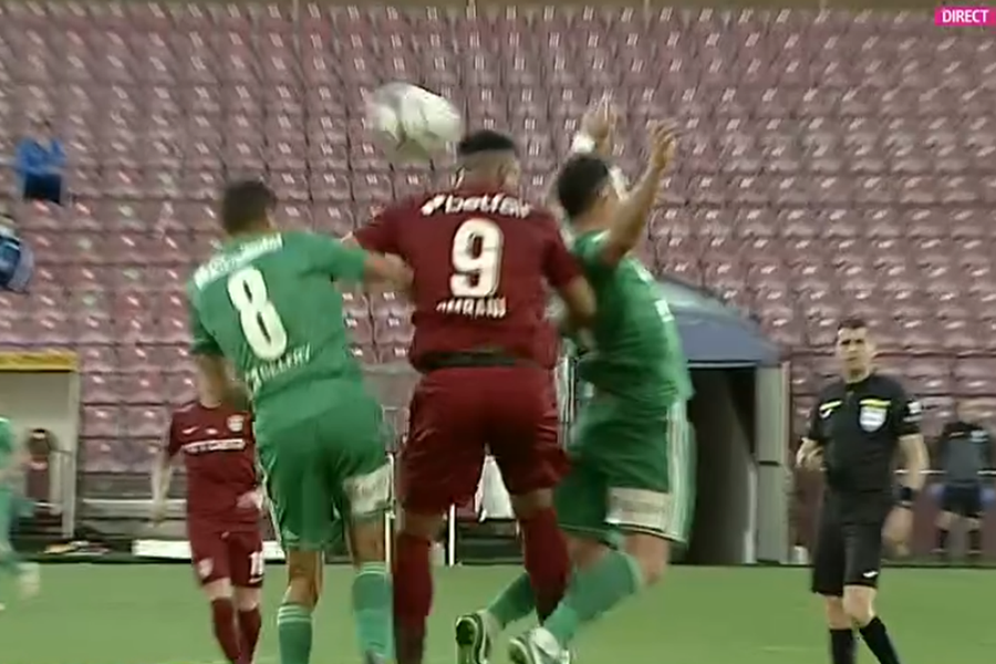 Momentul în care Omrani îl lovește cu cotul pe Vașvari, iar Chivulete vede perfect faza L-a umplut de sânge, dar arbitrul n-a dat nici măcar fault! Crăciunescu: „E de 5 «roșii»! Nu se poate!”
