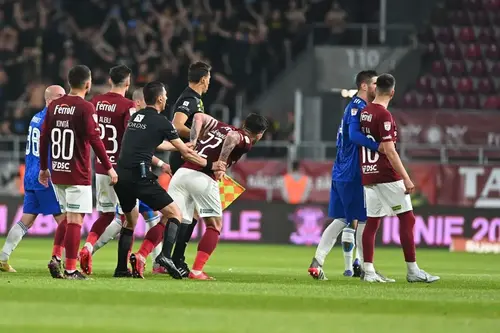 Adrian Mutu, 43 de ani, antrenorul Rapidului, nu cataloghează ieșirea lui Cristi Săpunaru (38, fundaș central) de la finalul eșecului cu FCU Craiova, 2-3, una foarte gravă. Totuși, „Briliantul” spune că „Săpun” va plăti o amendă.