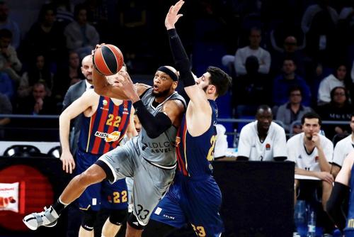 Adrien Payne (#33), în acțiune // foto: Imago Images