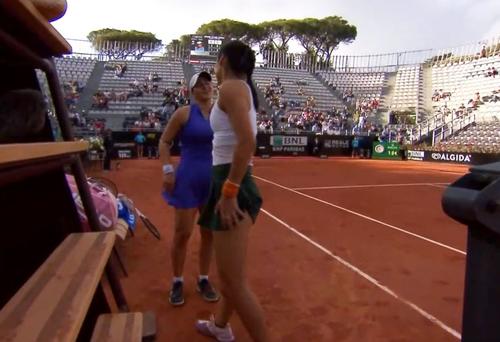Emma Răducanu (19 ani, 12 WTA) s-a retras la scorul de 2-6, 1-2, al meciului cu Bianca Andreescu (21 de ani, 90 WTA), din primul tur al turneului de la Roma.