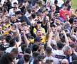 Antrenorii și jucătorii au sărbătorit alături de  fanii fericiți