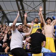 Bratu a sărbătorit la bustul gol împreună cu suporterii. Tricoul lui l-a făcut fericit pe unul dintre fani