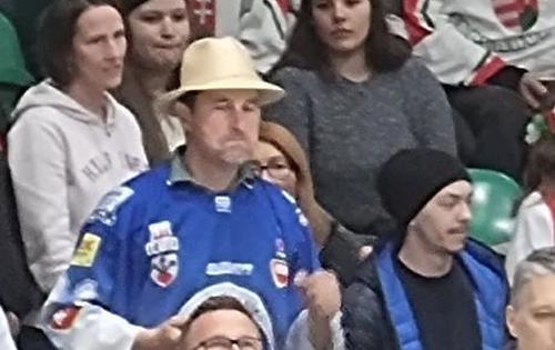 Tanczos Barna, la meciul de hochei Ungaria – România, îmbrăcat într-un tricou albastru, al echipei de hochei HC Csikszereda Miercurea Ciuc