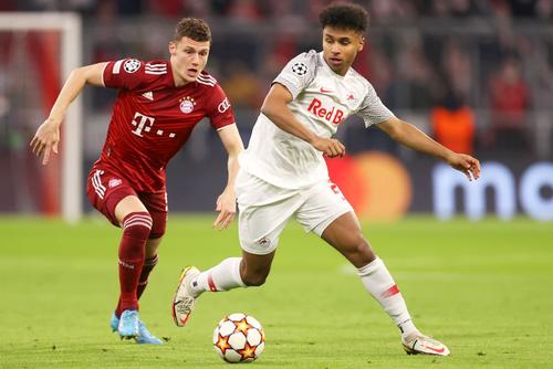 Karim Adeyemi, în alb, într-un meci cu Bayern Munchen din Champions League // foto: Guliver/gettyimages