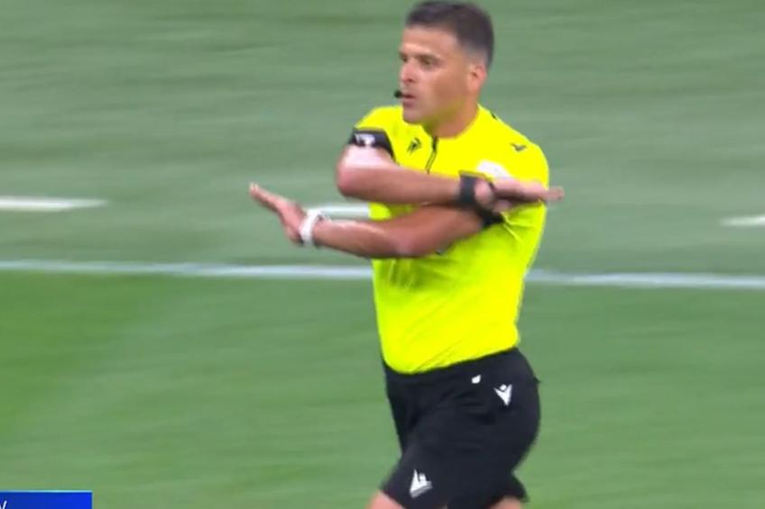 „Centralul” spaniol Jesus Gil Manzano a fost salvat de VAR în minutul 31 al semifinalei Ligii Campionilor dintre AC Milan și Inter, la scorul de 0-2.