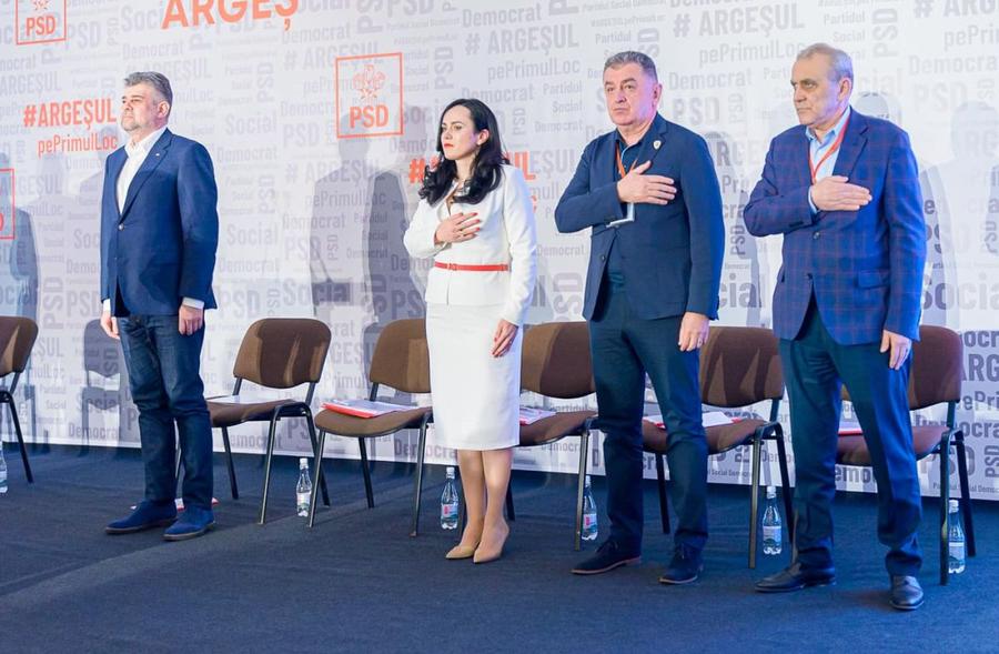 Gentea și Ion Georgescu, în dreapta, cu mâna la inimă, la conferința PSD Argeș din martie, la care a participat și Marcel Ciolacu / Sursă foto: Facebook@ PSD Pitești Ajutor pe filieră de partid? Ce calcule se fac în bătălia pentru supraviețuire din play-out: „Jucăm să câștigăm, ar fi ideal”