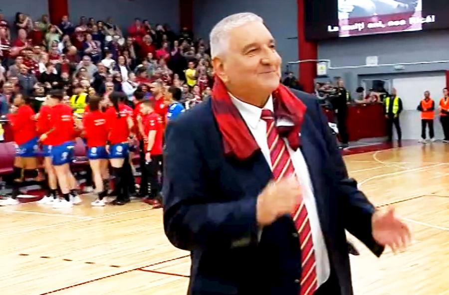 Rică Răducanu a dat lovitura simbolică de start, chiar în ziua în care împlinește 77 de ani. / FOTO: Captură @Pro Arena În proporție de 99%, România va avea două reprezentante și în ediția următoare a Ligii Campionilor! Ce s-a întâmplat în duelul decisiv Rapid - Gloria Bistrița