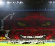 Cei peste 70.000 de spectatori prezenți pe San Siro la semifinala Ligii Campionilor dintre AC Milan și Inter au creat o atmosferă copleșitoare. Galeriile au afișat scenografii speciale înaintea fluierului de start.
