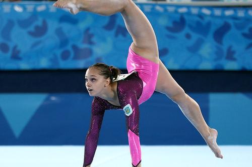 Anastasia Bachynska într-un exercițiu la sol