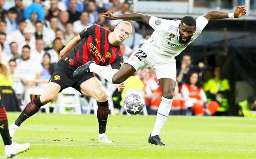 Erling Haaland în duel cu Antonio Rudiger, foto: Imago
