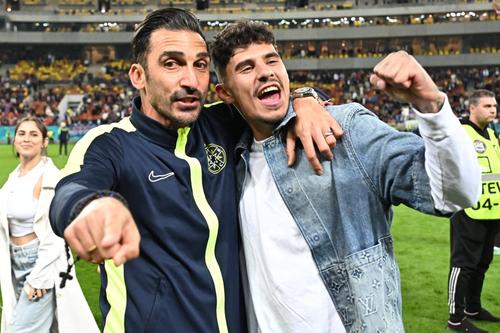 Elias Charalambous, antrenorul FCSB, și Florinel Coman, după câștigarea titlului / foto: Imago Images