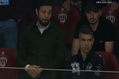Robert Niță, alături de Victor Angelescu în tribune. Captură DigiSport