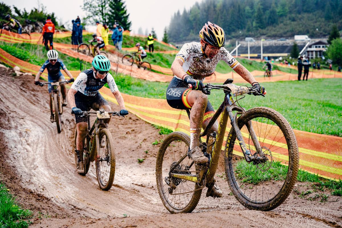 Imagini FABULOASE » Show în noroi la Campionatele Europene de Mountain Bike de la Cheile Grădiștei