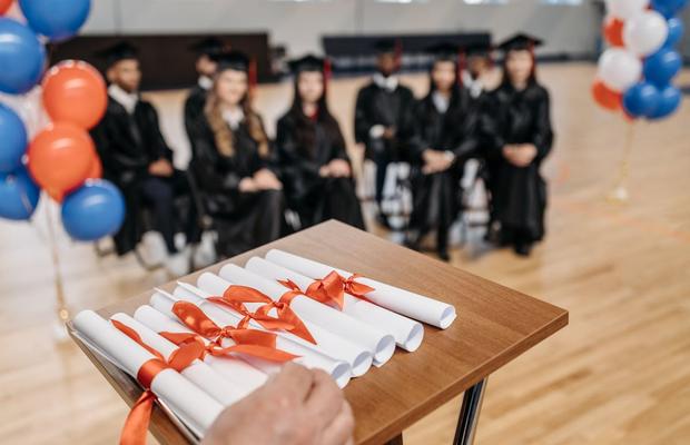 Ținuta de ceremonie: sărbătorirea zilei de absolvire