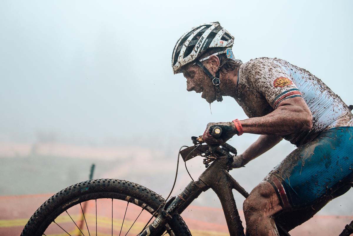 Imagini FABULOASE » Show în noroi la Campionatele Europene de Mountain Bike de la Cheile Grădiștei