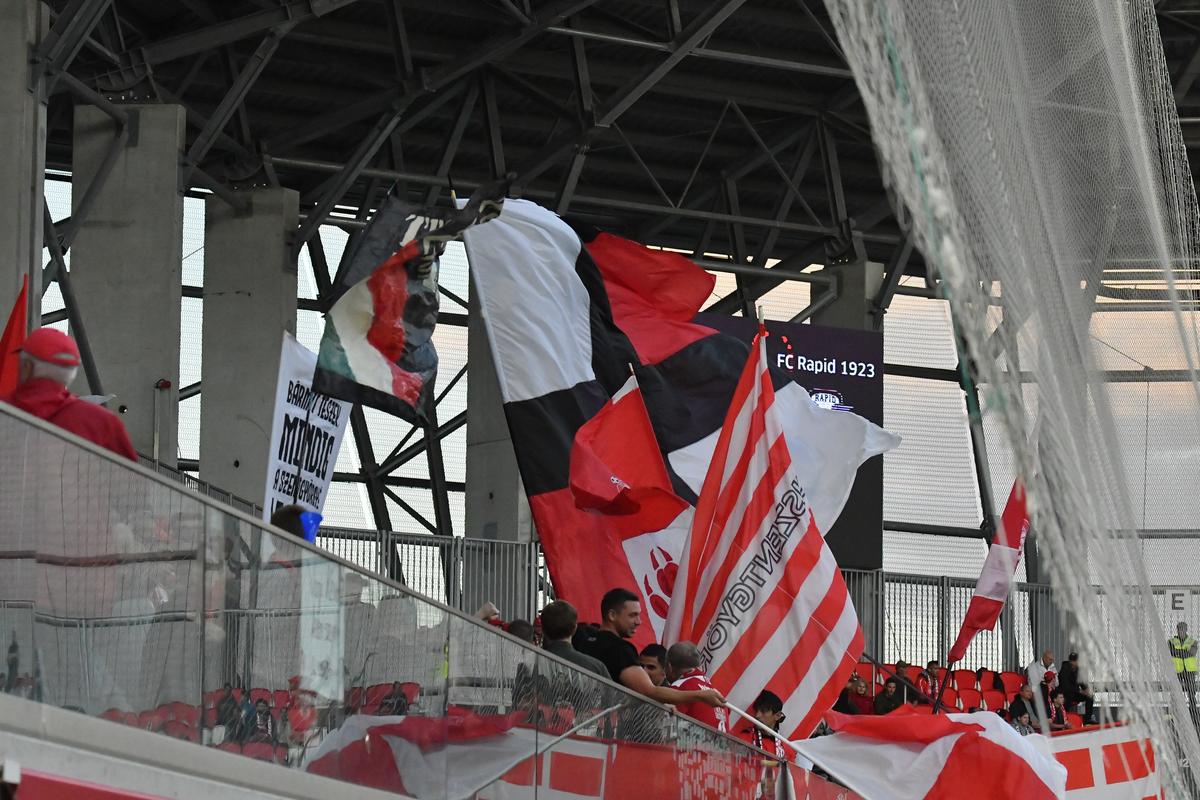 Șeful galeriei Rapidului s-a pozat alături de jucători, înaintea derby-ului cu FCSB: „La luptă, tată! Ahoeee!”
