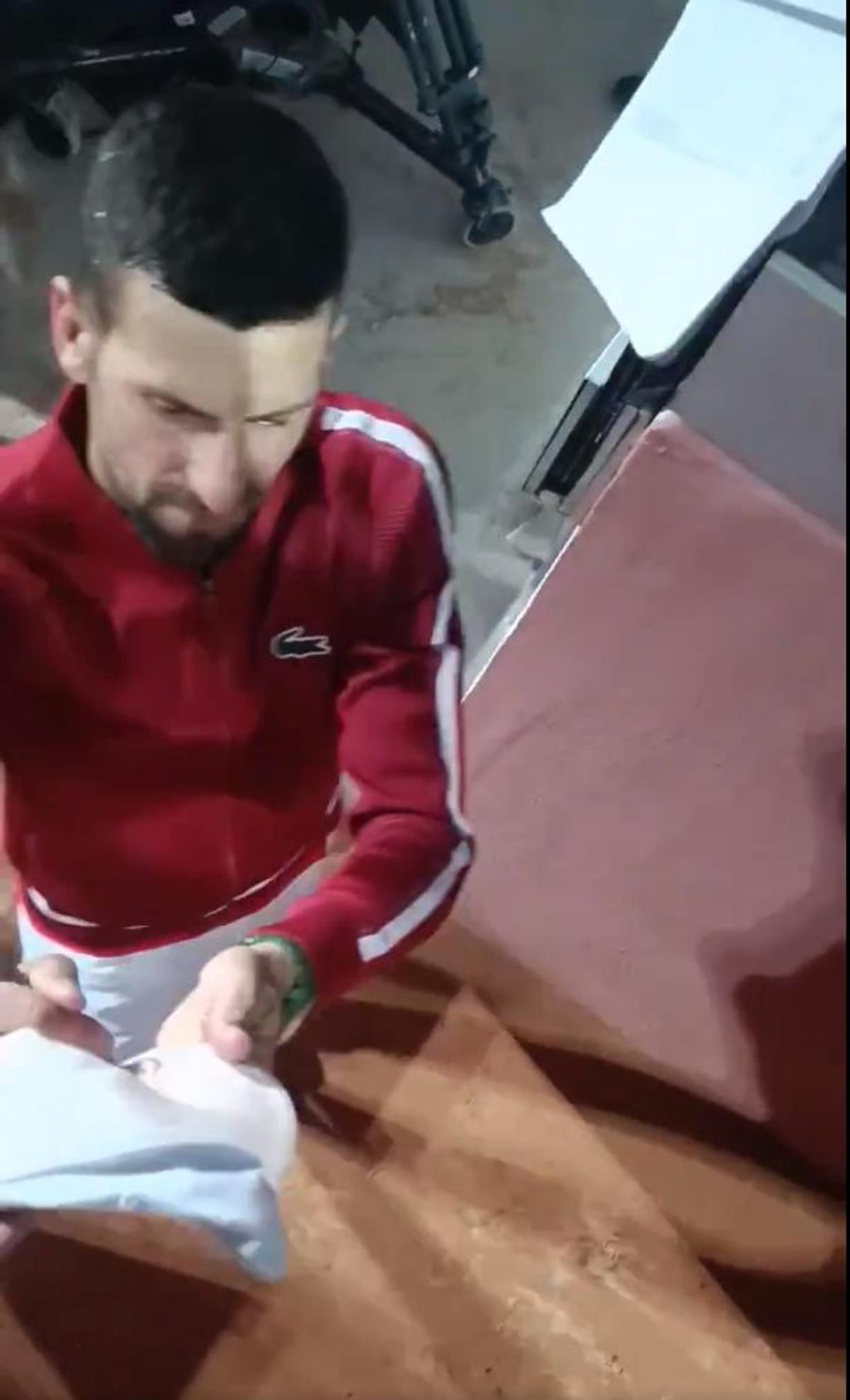 Incident INCREDIBIL la Turneul de la Roma. Novak Djokovic s-a prăbușit la pământ, după ce a fost lovit în cap cu o sticlă