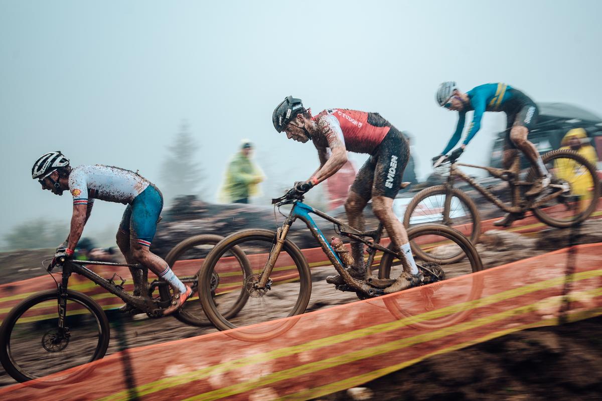Imagini FABULOASE » Show în noroi la Campionatele Europene de Mountain Bike de la Cheile Grădiștei