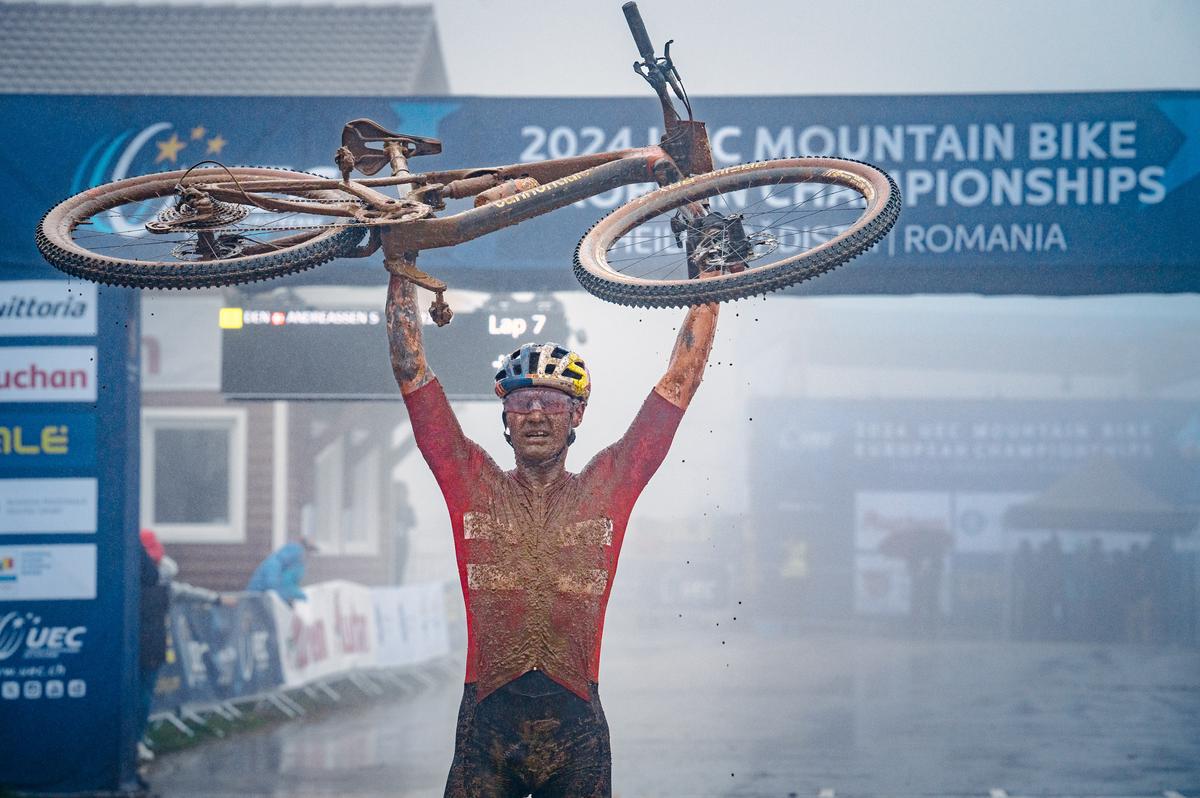 Imagini FABULOASE » Show în noroi la Campionatele Europene de Mountain Bike de la Cheile Grădiștei