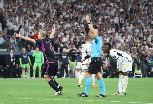 De Ligt se bucură degeaba. „Centralul” Szymon Marciniak fluierase înainte ca fundașul lui Bayern să marcheze / Foto: Imago