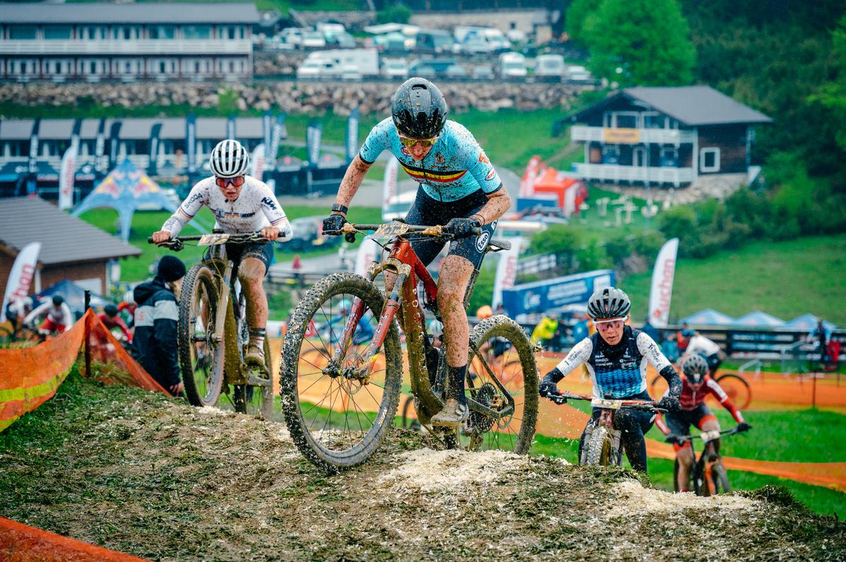 Imagini FABULOASE » Show în noroi la Campionatele Europene de Mountain Bike de la Cheile Grădiștei