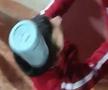 Novak Djokovic, lovit cu o sticlă de aluminiu