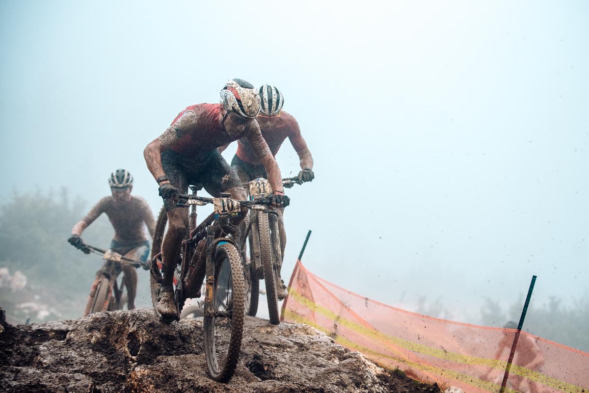 Imagini FABULOASE » Show în noroi la Campionatele Europene de Mountain Bike de la Cheile Grădiștei
