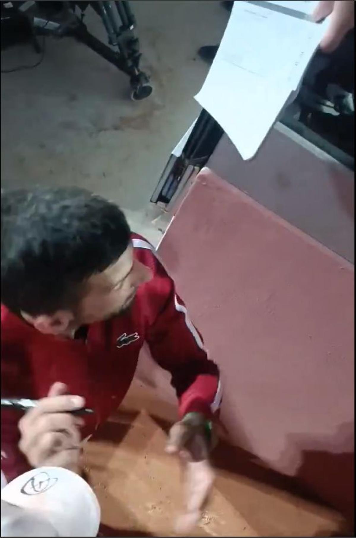 Incident INCREDIBIL la Turneul de la Roma. Novak Djokovic s-a prăbușit la pământ, după ce a fost lovit în cap cu o sticlă