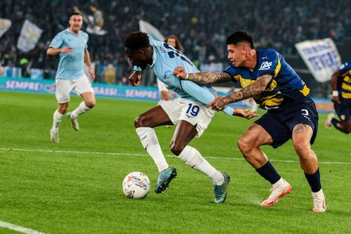 Lautaro Valenti (dreapta, în duel cu Boulaye Dia), în Lazio - Parma 2-2 / Foto: Imago