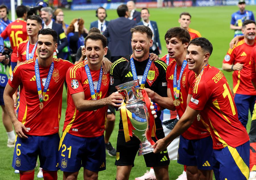 Martin Zubimendi (dreapta), sărbătorind câștigarea Campionatului European din 2024, alături de foștii săi colegi de la Real Sociedad // FOTO: Getty Images Primul transfer al verii pentru Arsenal » Arteta repetă rețeta Merino