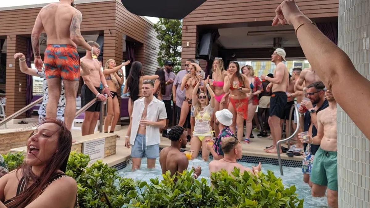 Au promovat și patronul le-a făcut cadou o escapadă în Las Vegas! Noapte de pomină