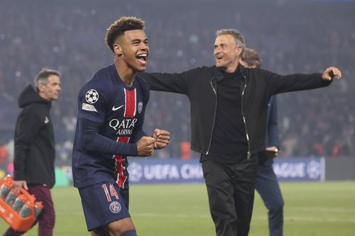 Antrenorul Luis Enrique și Desire Doue sărbătoresc o mult dorită calificare în a doua finală a Ligii Campionilor pentru PSG / Foto: Imago