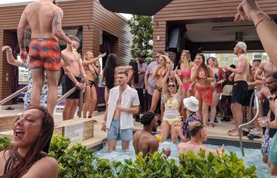 Au promovat și patronul le-a făcut cadou o escapadă în Las Vegas! Noapte de pomină