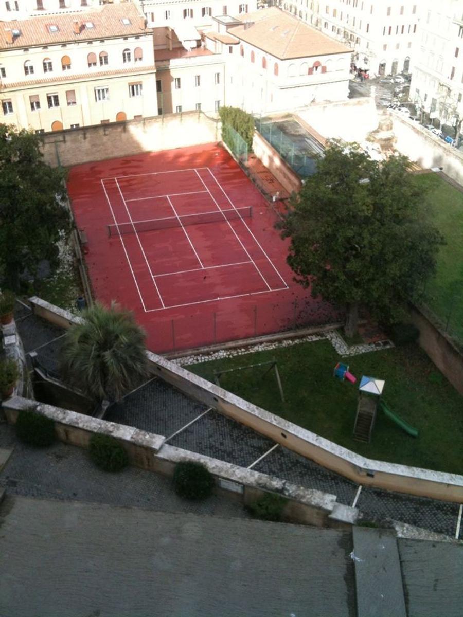 Terenul de tenis de la Vatican Vaticanul ascunde un teren de tenis pe care Papa Leon al XIV-lea își poate cultiva pasiunea » „Sportul Alb” are o istorie de 5 secole în cel mai mic stat din lume