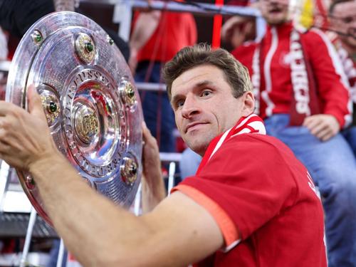 Thomas Muller a dus trofeul de campion al Bundesligii în Peluza Sud de pe Allianz Arena / Foto: Imago