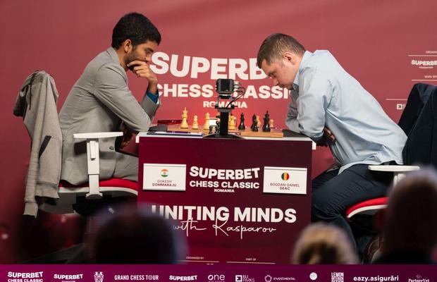 Runda a treia la Superbet Chess Classic România 2025: prima victorie cu piesele negre, remiză solidă pentru Deac și un nou lider în clasament