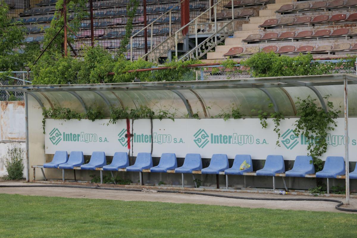 Stadionul-fantomă din România, înghițit de buruieni și rugină » Echipa națională a jucat aici de două ori