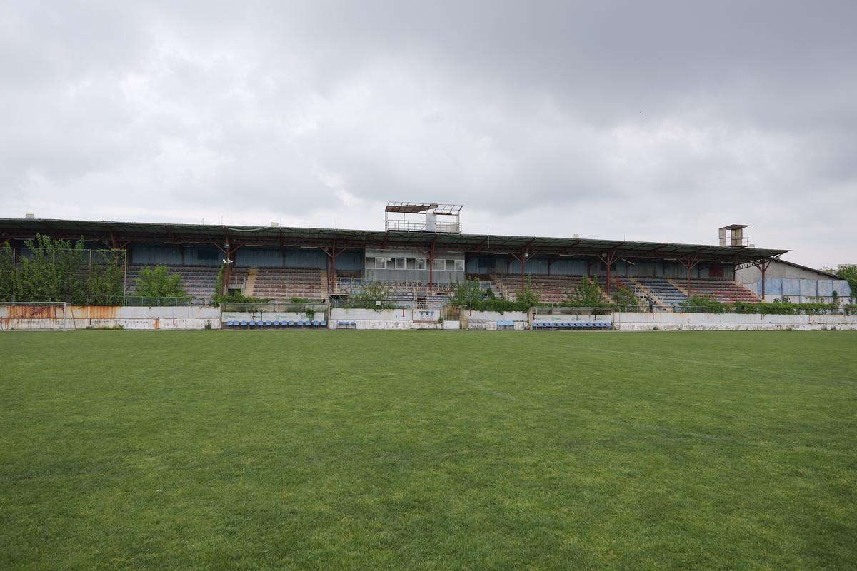 Stadionul-fantomă din România, înghițit de buruieni și rugină » Echipa națională a jucat aici de două ori