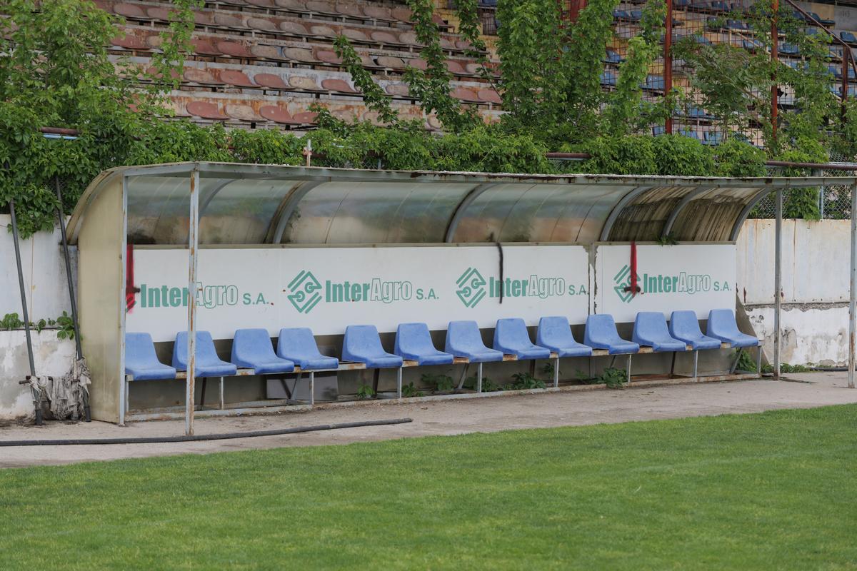 Stadionul-fantomă din România, înghițit de buruieni și rugină » Echipa națională a jucat aici de două ori