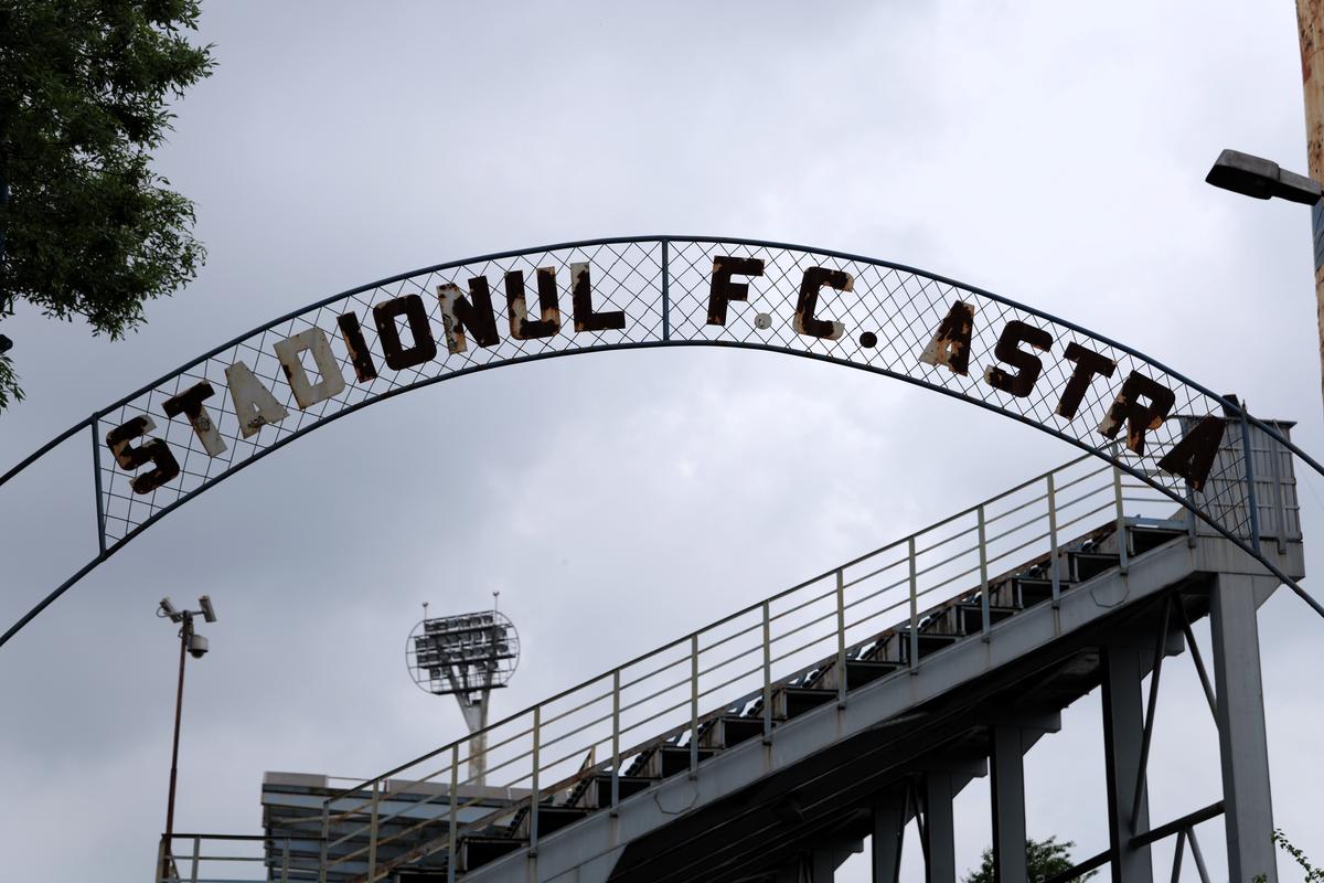 Stadionul-fantomă din România, înghițit de buruieni și rugină » Echipa națională a jucat aici de două ori