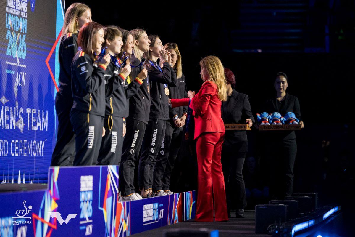Echipa feminină a României de tenis de masă și-a primit medaliile mondiale de bronz la Londra