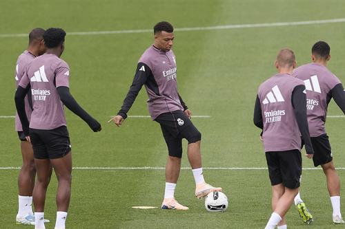 Kylian Mbappe s-a antrenat ușor, săptămâna aceasta, și părea că va putea juca pe Camp Nou / Foto: Imago