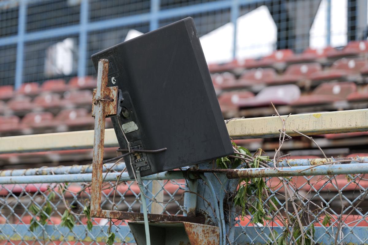 Stadionul-fantomă din România, înghițit de buruieni și rugină » Echipa națională a jucat aici de două ori