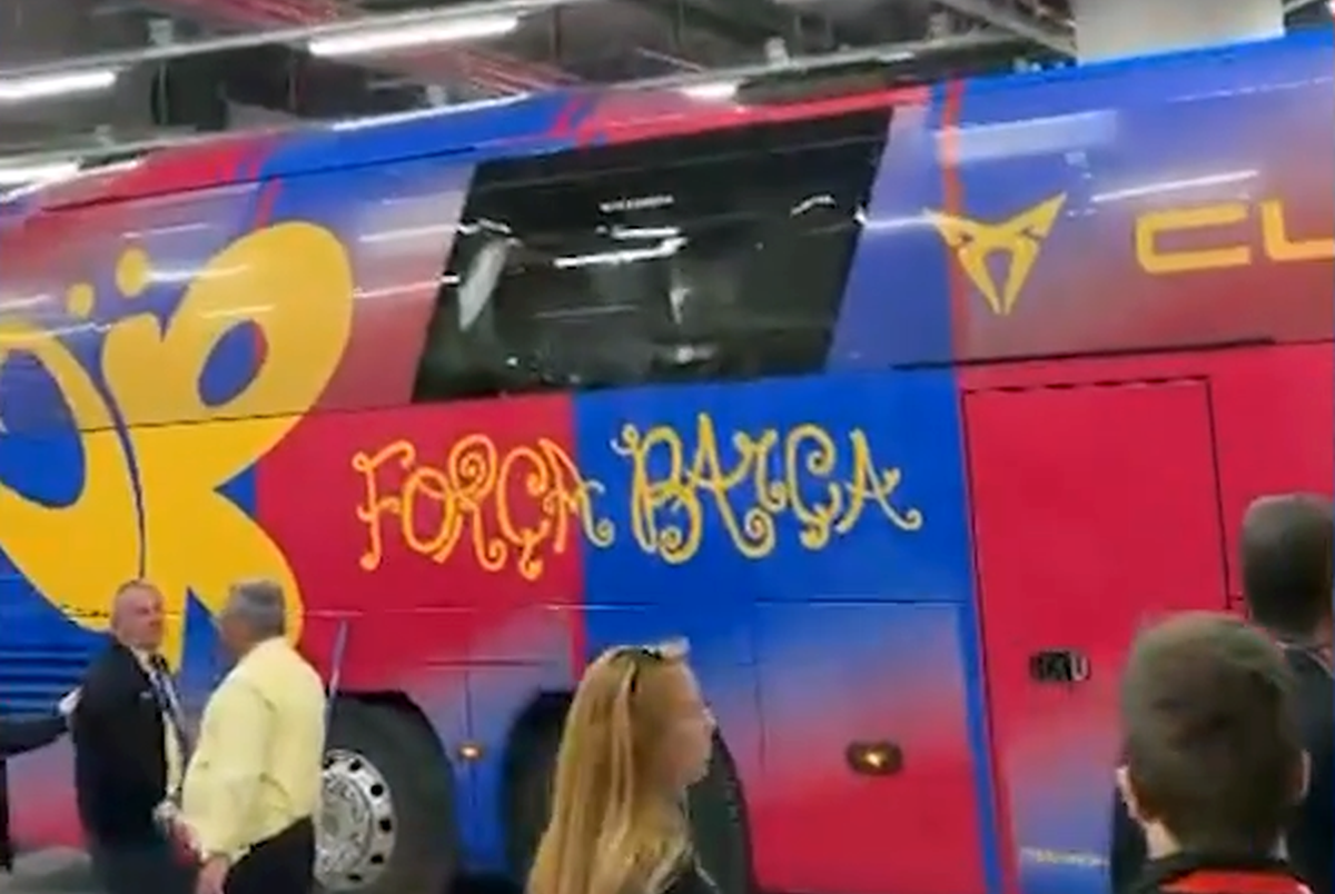 Scene incredibile: fanii Barcelonei au aruncat cu obiecte în autocarul... propriei echipe!