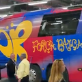 Scene neplăcute au avut loc la sosirea autocarelor echipelor FC Barcelona și Real Madrid pe „Spotify Camp Nou”, înaintea marelui derby de duminică seară.