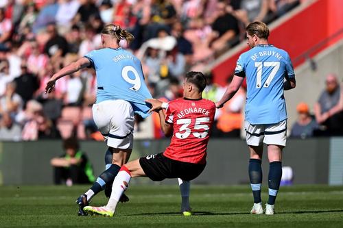 Jan Bednarek (centru), în duel cu Erling Haaland // FOTO Getty Images