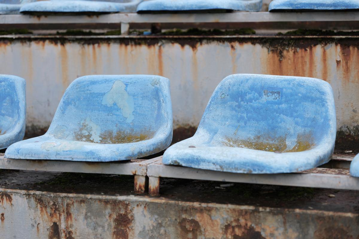 Stadionul-fantomă din România, înghițit de buruieni și rugină » Echipa națională a jucat aici de două ori