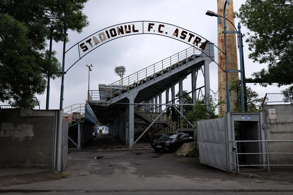 Stadionul-fantomă din România, înghițit de buruieni și rugină » Echipa națională a jucat aici de două ori