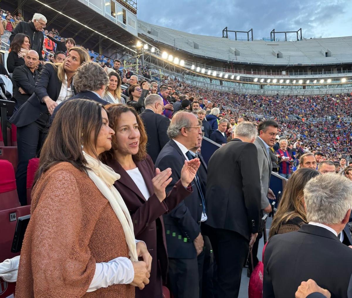 Românca Roxana Mînzatu, invitată specială pe „Camp Nou” la Barcelona – Real Madrid